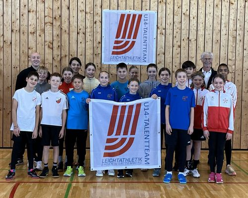 WLV-Präsident Dieter Schneider überbrachte dem Talentteam mit seinem Leiter Michael Beck das Banner