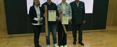 v.l. Regierungspräsidentin Bärbel Schäfer, Mateo Körner, Jolanda Kallabis und BSB Freiburg-Präsident Gundolf Fleischer