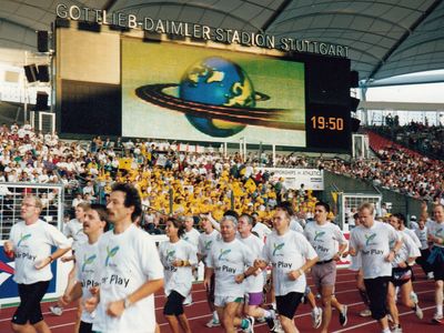 Eröffnungsfeier: der Einmarsch der Sternläufer ins Gottlieb-Daimler-Stadion (Foto: privat)