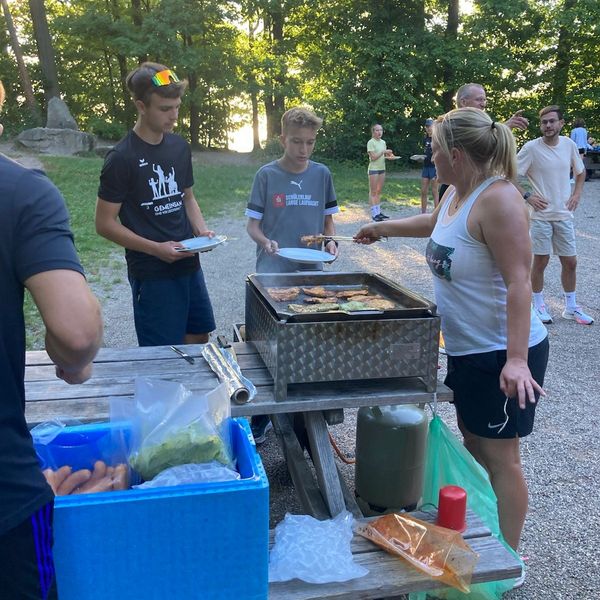 Ex-Landestrainerin Carolin Streipart kümmerte sich als Besucherin gleich um den Grill