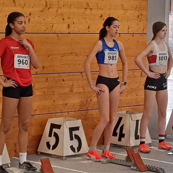 Spannung vor dem 60 m-Finale: Doppelsiegerin Ina Mabinuori, Julia Röhl und Rosalie Spannbauer