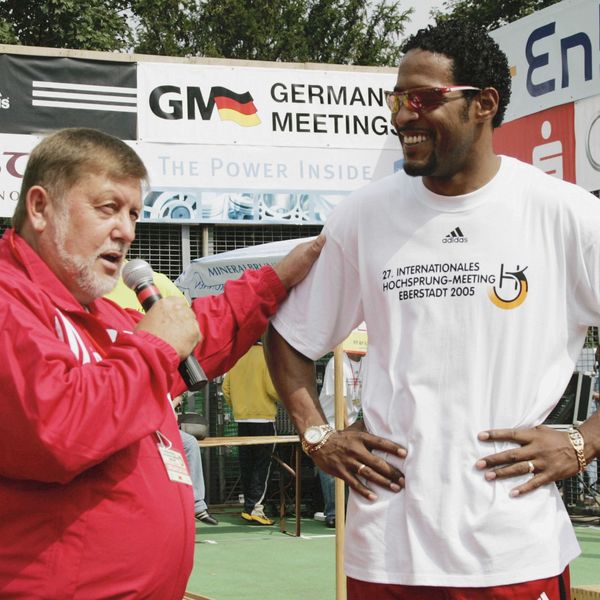 Peter Schramm und Weltrekordhalter Javier Sotomayor (Foto: Ewald Walker)