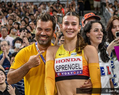 Sandrina Sprengel (LG Steinlach-Zollern) strahlt mit Florian Bauder über ihre Leistung beim Siebenkampf.